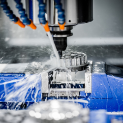 CNC-Fräsprozess mit intensiver Kühlschmiermittelzufuhr zur präzisen Metallbearbeitung – saubere Filtration für höhere Werkzeugstandzeit und Oberflächenqualität.