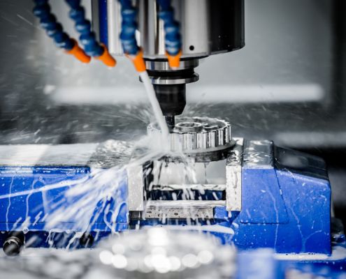 CNC-Fräsprozess mit intensiver Kühlschmiermittelzufuhr zur präzisen Metallbearbeitung – saubere Filtration für höhere Werkzeugstandzeit und Oberflächenqualität.