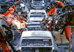 Automatisierte Schweißroboter in der Automobilproduktion – präzise Fertigung mit industriellen Filtrations- und Kühlschmierprozessen für höchste Qualität.