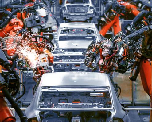 Automatisierte Schweißroboter in der Automobilproduktion – präzise Fertigung mit industriellen Filtrations- und Kühlschmierprozessen für höchste Qualität.